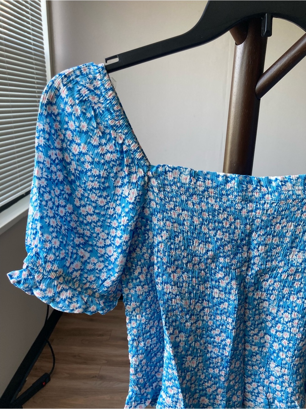 So top blue floral print puff sleeve smocked crop top boho casual L jr - Picture 6 of 17